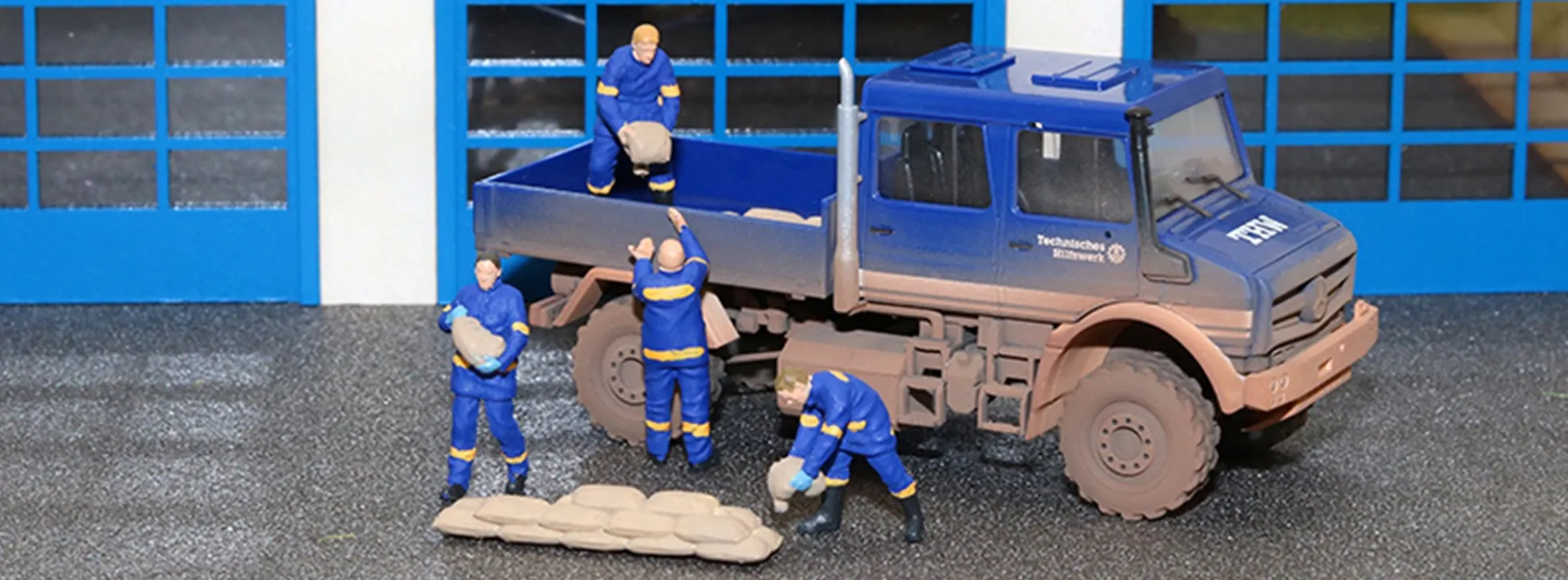 BUSCH 51083 MB Unimog U 5023 DoKa - THW Hochwasserschutz | MC-Vedes | Blaulichtmodell 1:87