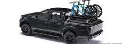 BUSCH 53724 Nissan Navara mit zwei Bikes | Modellauto 1:87