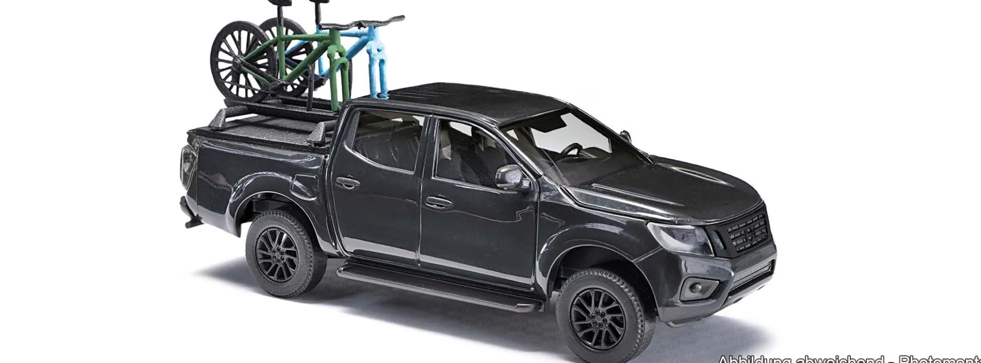 BUSCH 53724 Nissan Navara mit zwei Bikes | Modellauto 1:87
