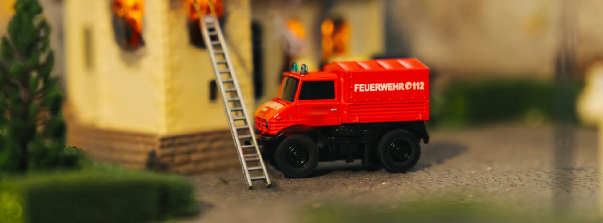 CARSON 500504178 MB Unimog U406 Feuerwehr | Sound | 2.4GHz | RC Auto 1:87 Spur H0