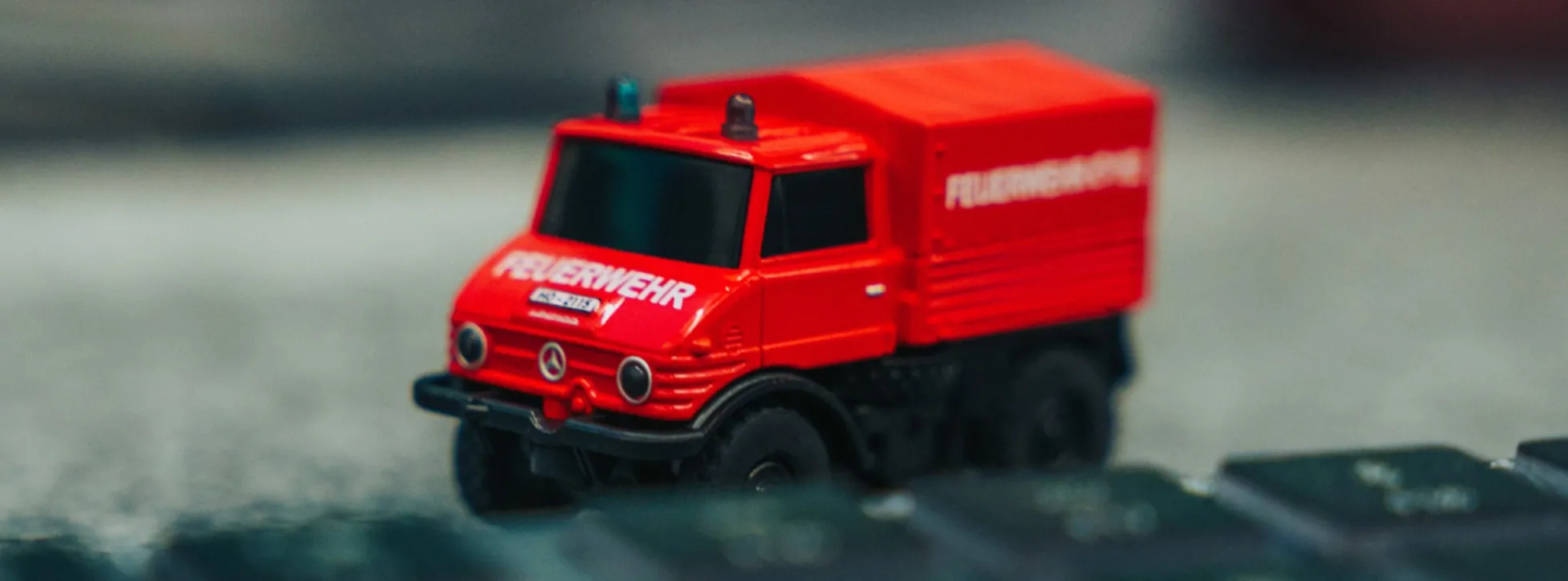 CARSON 500504178 MB Unimog U406 Feuerwehr | Sound | 2.4GHz | RC Auto 1:87 Spur H0