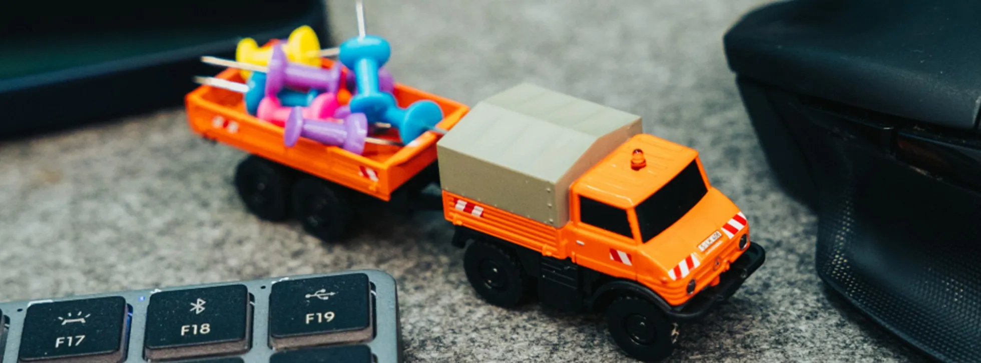 CARSON 500504177 MB Unimog U406 Kommunal mit Anhänger | 2.4GHz | RC Auto 1:87 Spur H0