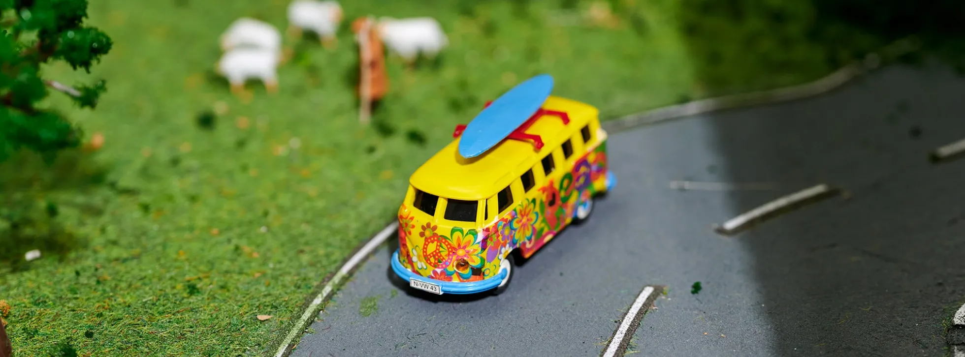 CARSON 500504150 VW T1 Bus Flower Power | 2.4GHz | RC Auto 1:87 Spur H0