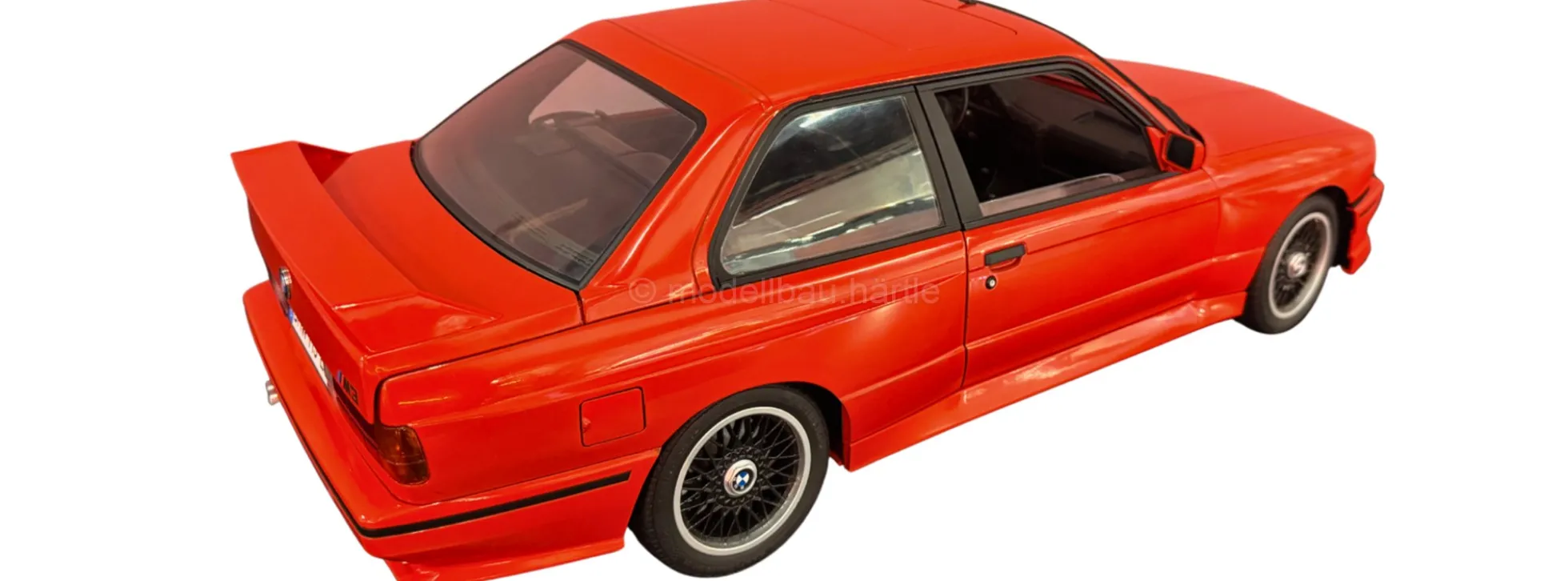 IXO 10126 BMW E30 1987 rot | Lichtfunktion | Metallteile | Premium Auto Bausatz 1:8