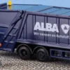 LEMKE LC97002 MiNiScene Müllabfuhr mit Figuren ALBA | LKW-Modell 1:160