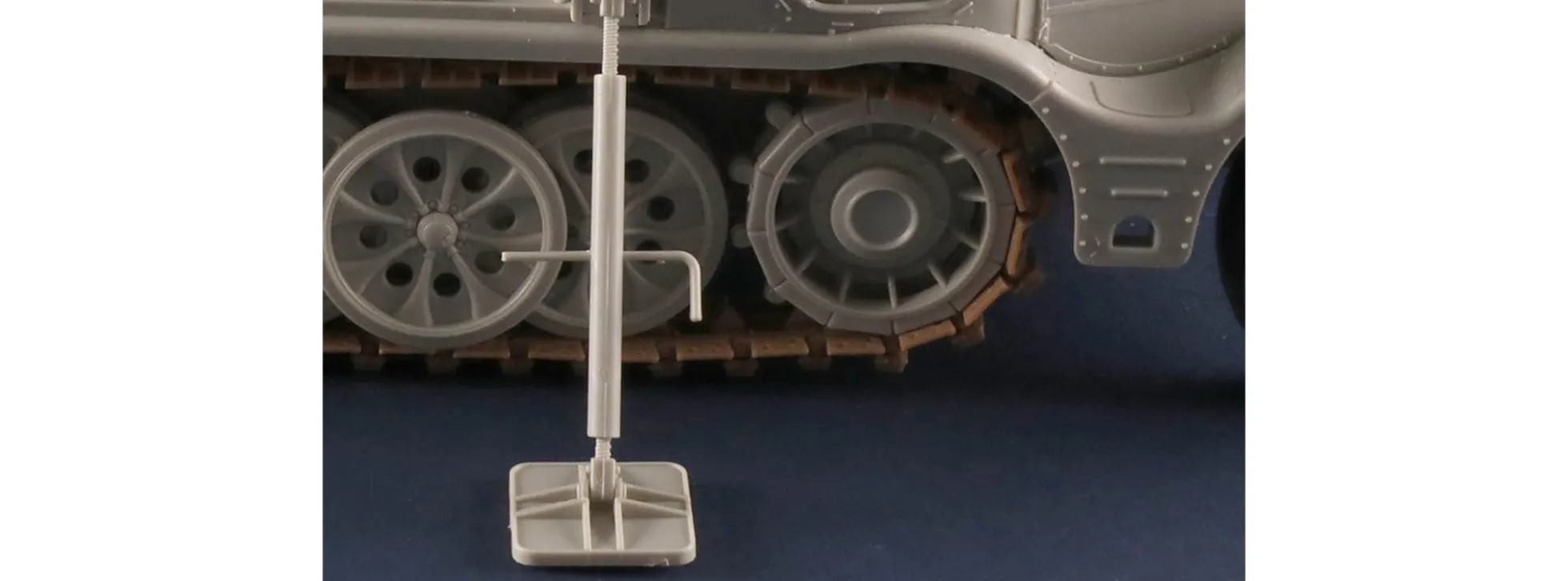 TRUMPETER 09576 Schwerer Zugkraftwagen 18 t mit Kran | Militär Bausatz 1:35